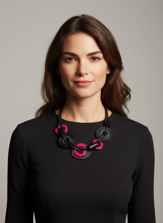 Samuel Coraux - Vinyl necklace: Noir / fuchsia