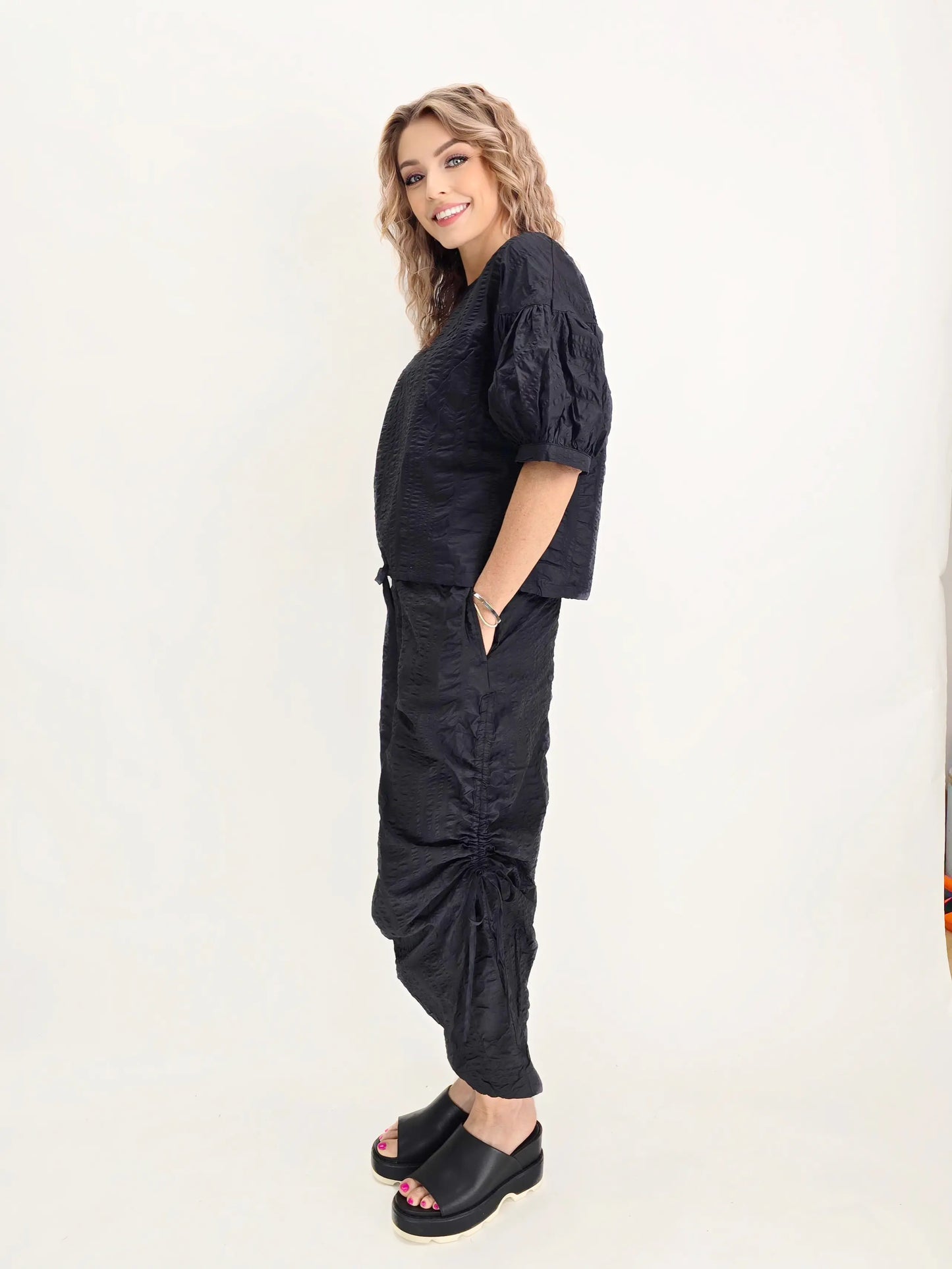 Noen- Crinkle Tie Blouse/ Black