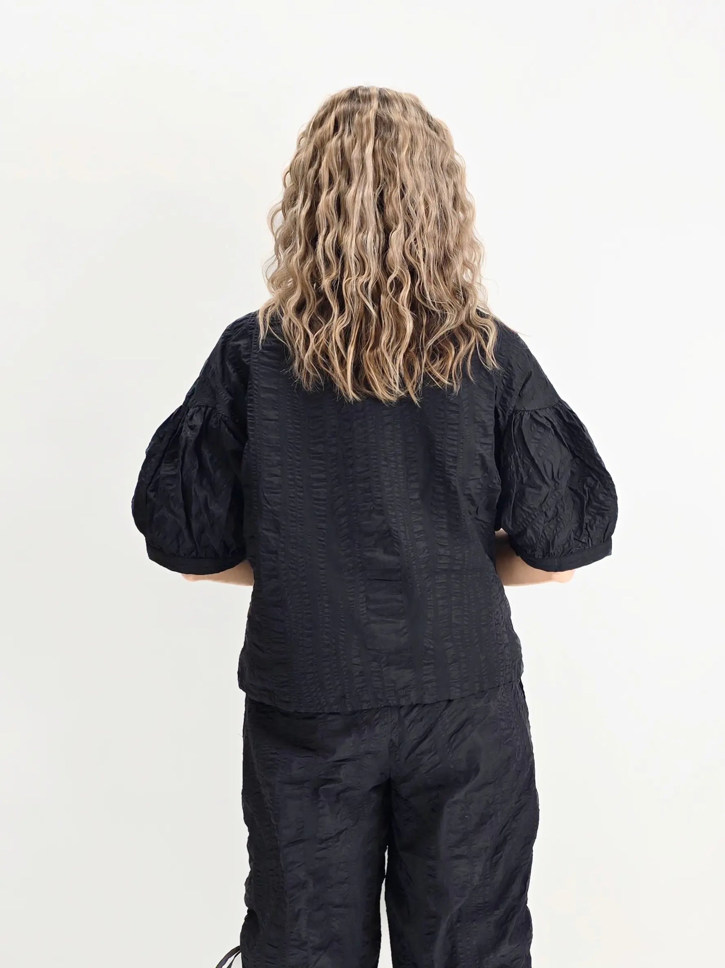 Noen- Crinkle Tie Blouse/ Black